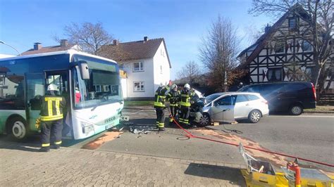 Auto Stößt In Bad Emstal Mit Linienbus Zusammen