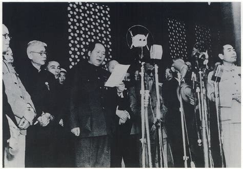 1949年10月1日， 毛泽东在天安门城楼上宣告中华人民共和国成立。 军事史 图片