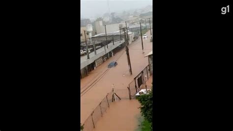 Chuva Alaga Ruas De Aragua Na E Deixa Moradora Ilhada Em Carro Veja O