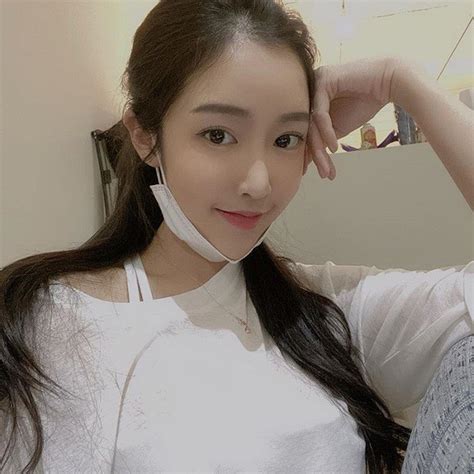 Nhan sắc của hai hot girl khẩu trang nổi đình đám mạng xã hội chỉ nhìn nửa mặt cũng đã biết là