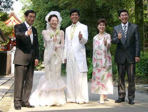 2005年、京都で開いた結婚披露宴で高嶋ファミリーが勢ぞろい。5人で「イエーイ」（左から）高島忠夫、シルビア・グラブ、高嶋政宏、寿美花代、高嶋