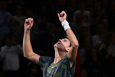 Le Jeune Danois Holger Rune Bat Novak Djokovic Et Remporte Le Masters