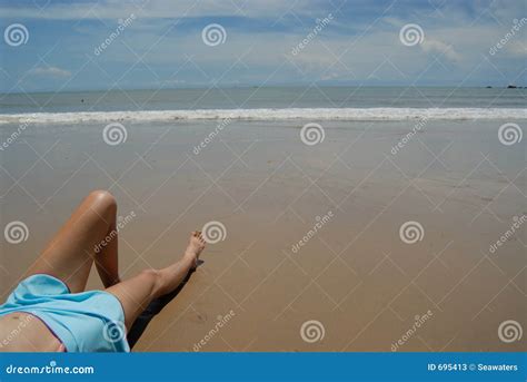 Photo Courante De Beau Femme Grand De Brunette Sur La Plage Dans Image Stock Image Du Sable