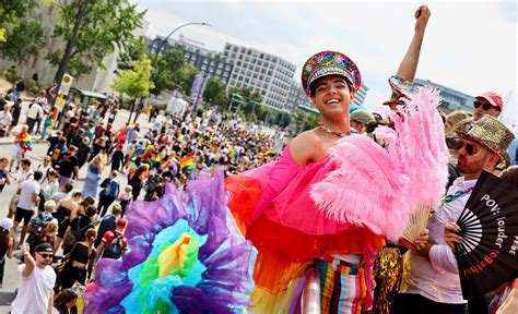 Christopher Street Day In Berlin Glamour Glitzer Und Grundgesetz