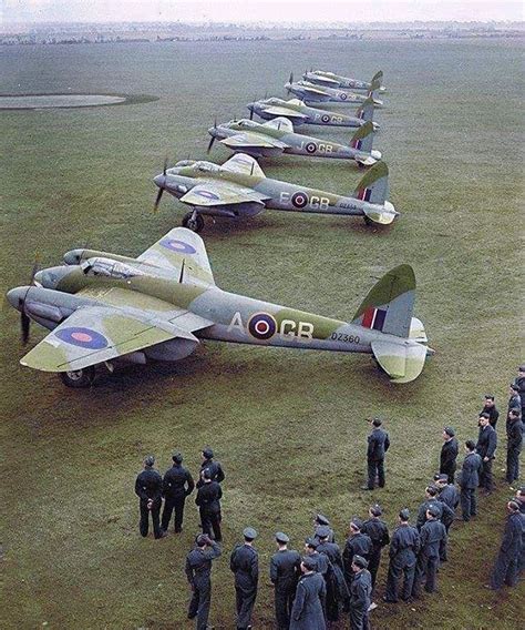 Soldier or most likely pilots of the RAF looking at some planes. | Wwii ...