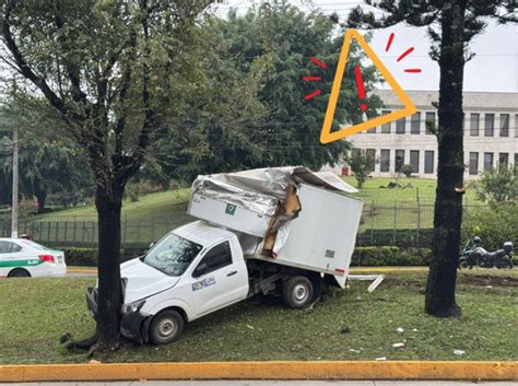 Camioneta Se Estrella En El Camell N De La Avenida L Zaro C Rdenas En