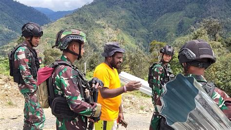 Aksi Satgas Yonif 330 Tri Dharma Bantu Bangun Rumah Tokoh Pemuda Intan