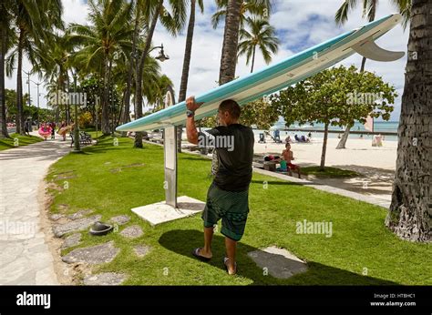 Waikiki Beach Honolulu Hawaii Usa August 2 2016 An Unidentified