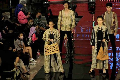 Surabaya Fashion Week Ajang Pemulihan Ekonomi Pilar Id