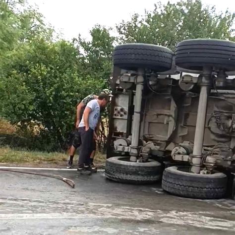 Un autocamion încărcat cu piatră s a răsturnat în Dâmbovița