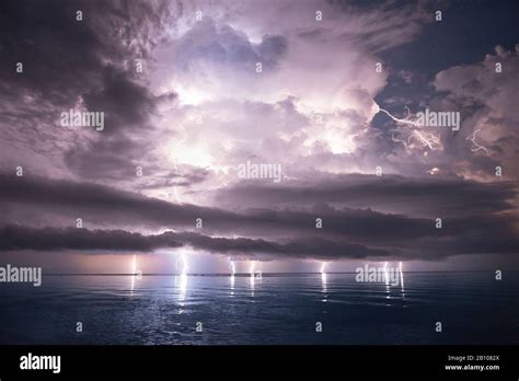 Lake maracaibo lightning hi-res stock photography and images - Alamy