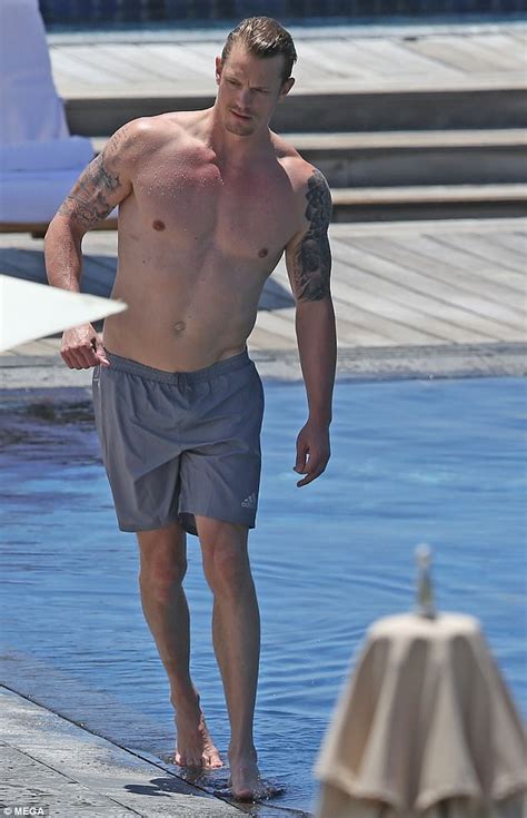 Joel Kinnaman Flaunts Muscular Torso In Hawaii Daily Mail Online