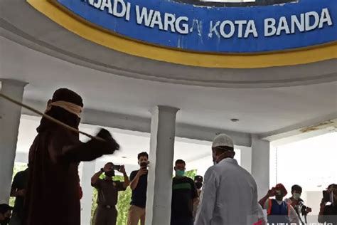 Ketahuan Mesum Di Dalam Mobil Oknum Pns Aceh Akhirnya Dicambuk Kali