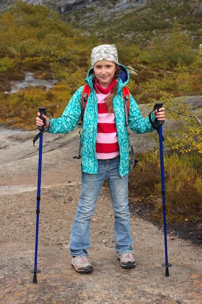 Excursionista De Ni A En Las Monta As Noruegas Foto Premium