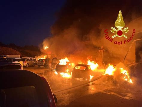 Devastante Incendio A Olbia Concessionaria E Auto Avvolte Dalle Fiamme