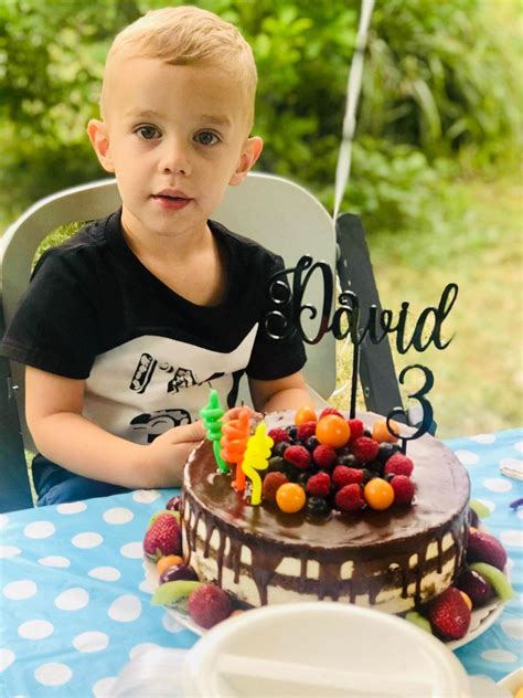 Mrkvov Semi Naked Dort S Prav M Nug Tem A Lesn M Ovocem