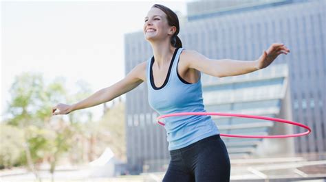 Hula Hoop 6 Esercizi Facili E Divertenti Per Allenarsi Con Il Cerchio