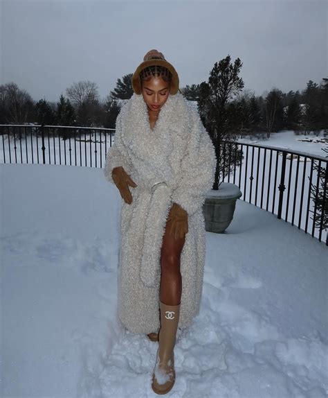 Deshaun Watsons Hot Girlfriend Stuns As A Sexy Snow Bunny 12thBLOG