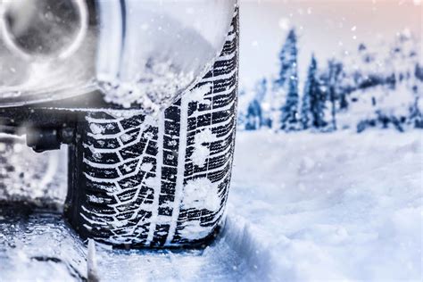 Bei Schnee Auto fahren: 10 Tipps, um Unfälle zu vermeiden