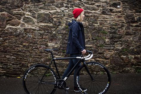 Fixie Juliet Elliott Zeigt Uns Ihr Fixie