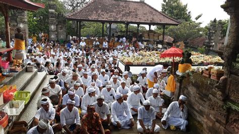 Persembahyangan Bersama Serangkaian Hari Suci Tumpek Wayang Website