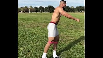 Carne negra y latina recta y piernas sexys en lycra spandex de compresión vista en el gimnasio