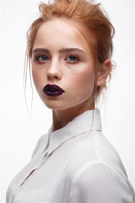 Moça Um Corte De Cabelo Em Uma Camisa Branca Modelo Bonito Composição Do Nude E Os