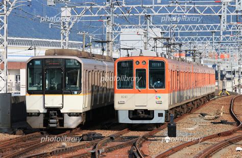 阪神の甲子園駅で並んだ近鉄電車と阪神電車 写真素材 6535619 フォトライブラリー Photolibrary