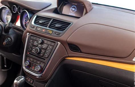 Почему переднюю панель в салоне автомобиля соотечественники называют ...