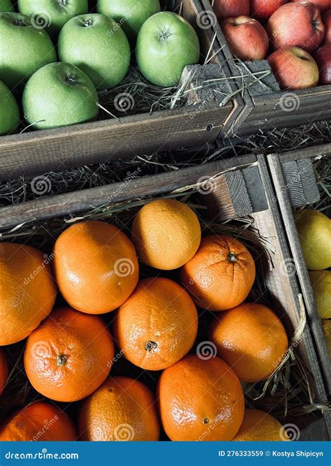 Frutas Variadas En Cajas De Madera Imagen De Archivo Imagen De Frutas