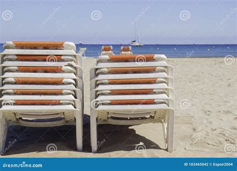 Salas De Estar Associadas Do Chaise Na Praia Foto De Stock Imagem De