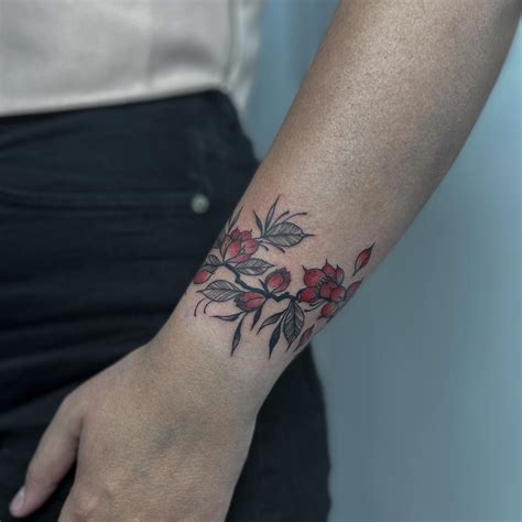 Красные тату: 27 модных идей для тех, кто выбирает движение и ...
