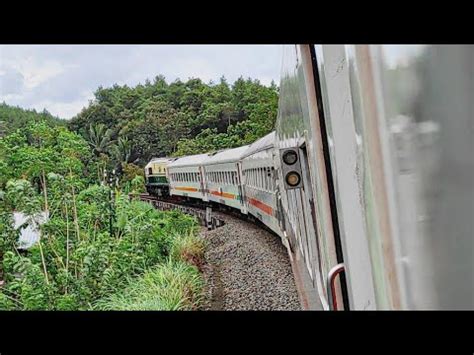 Sensasi Melihat Rangkaian Kereta Api Meliuk Dari Jendela Toilet