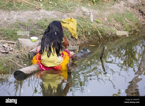 Ein M Dchen In Einem Schmutzigen Teich In Sunderbans Einen Tief