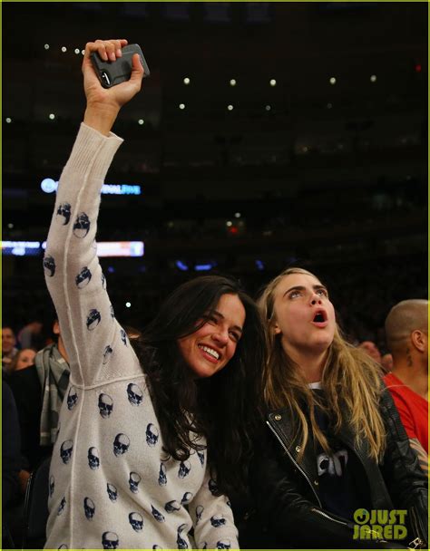 Photo Cara Delevingne Michelle Rodriguez Go In For Kiss At Knicks Game