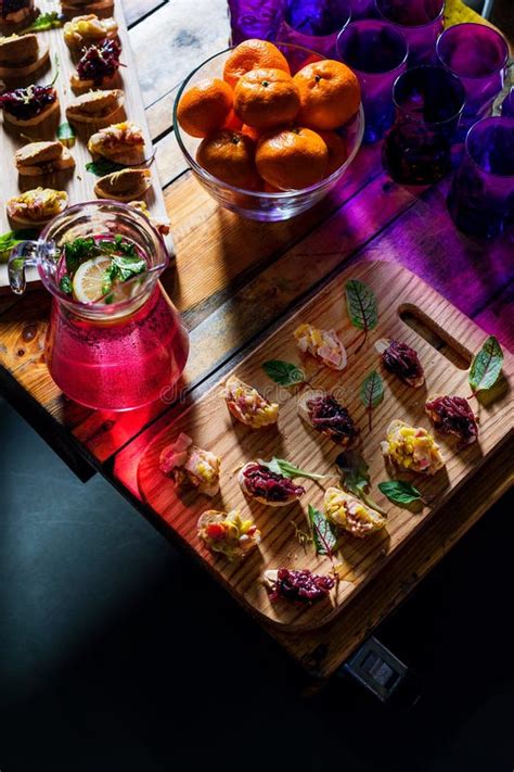 Vassoio Di Legno Di Aperitivi Sul Tavolino Da Salotto Del Pallet