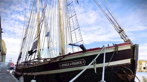 Au port de Saint Nazaire la goélette Étoile de France se prépare pour