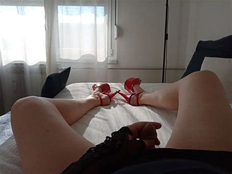 Milf Tranny Shows Off Her Slender Legs In Red Heels While Ma Pics Xhamster