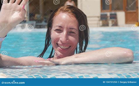 La Belle Femme Mignonne Apprécie Leau Dans La Piscine Clips Vidéos Vidéo Du Heureux Course