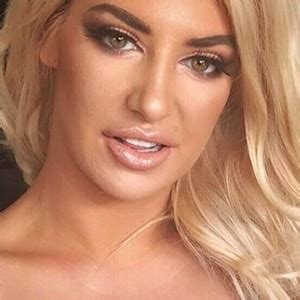 10 Hot Sexy Delilah Daniels Bikini Pics