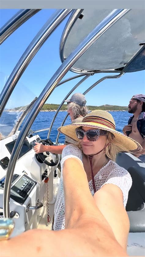 Kate Hudson Bodybikini Kate Hudson Embraces Spring And Side Boob In