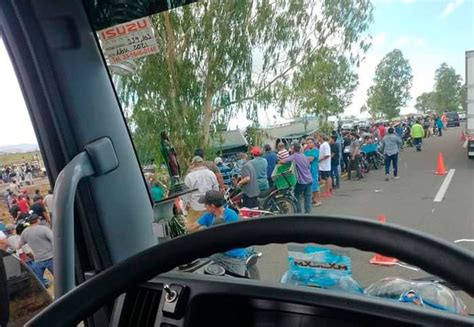 Video Tráiler con cerveza vuelca en la carretera vecinos se juntan