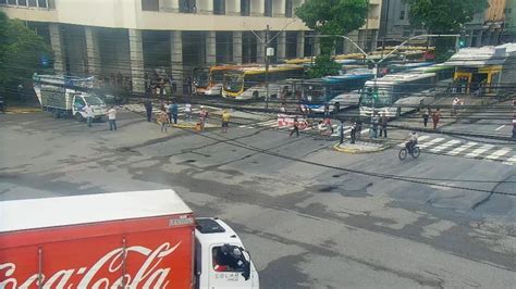 Protesto de motoristas de ônibus bloqueia ruas avenida e ponte no