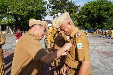 Pns Pemkab Garut Terima Penganugerahan Tanda Kehormatan