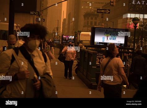 New York Usa 7th June 2023 Pedestrians Wearing Face Masks Walk On A