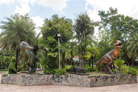 Fondo Estatua De Dinosaurio Exhibida En El área Al Aire Libre Del Museo