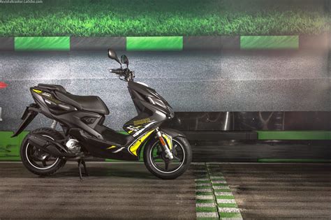Revista Scooter Nuevos Yamaha Aerox R Y Aerox R Naked
