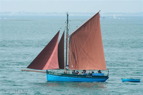 Voilier à un mât voile aurique ou carrée HOPE Bateau de plaisance