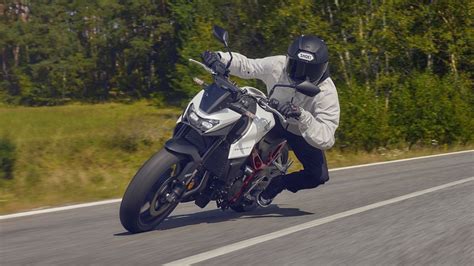 Honda nâng cấp naked bike hạng trung Hornet 750 để trông ra dáng streetfighter hơn