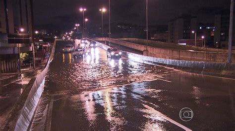 V Deo Tempestade Deixa V Rias Avenidas Alagadas Na Regi O